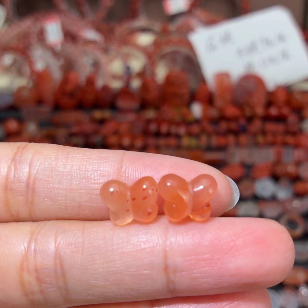 南红玛瑙未镶嵌颈饰蝴蝶一对