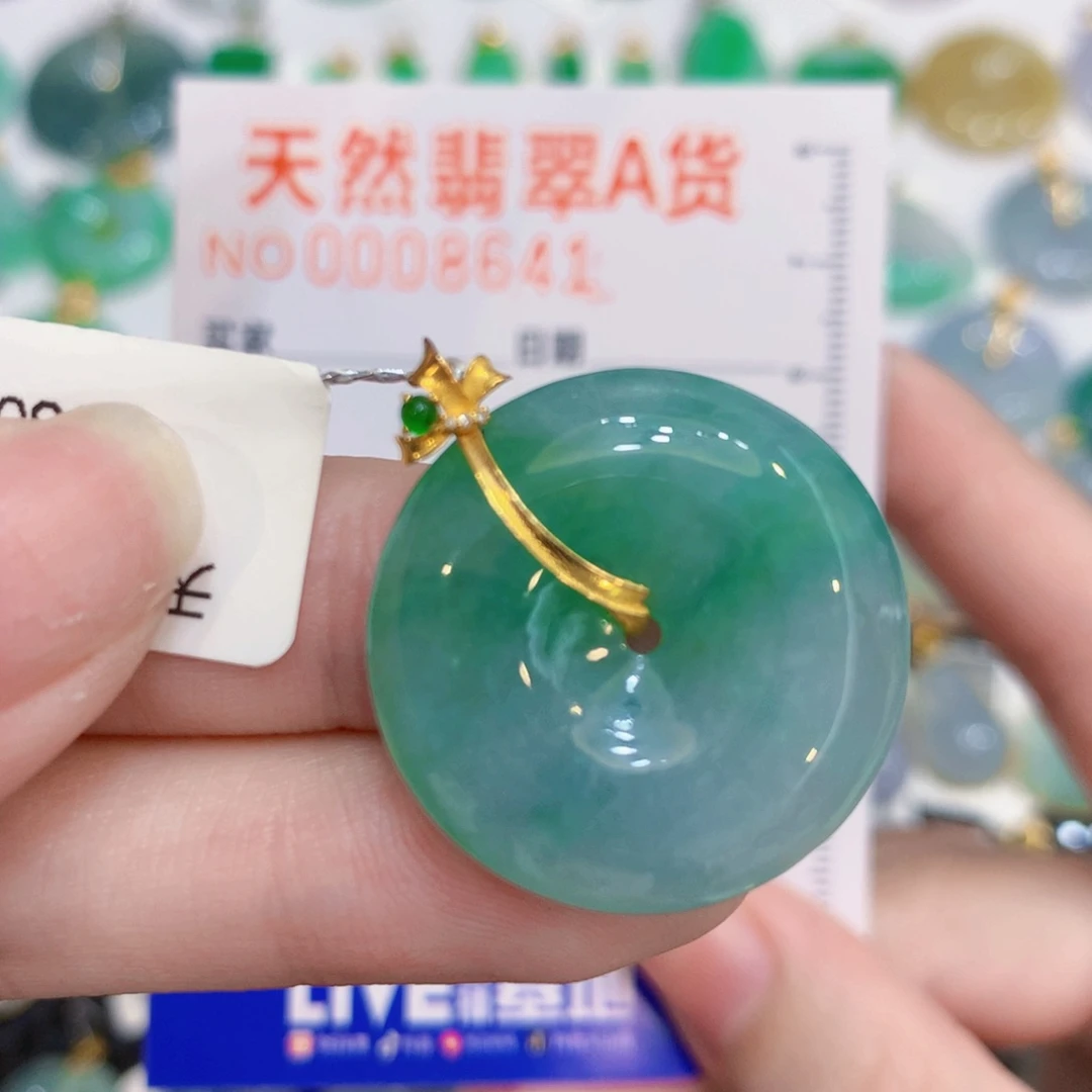 翡翠18K金镶嵌颈饰扣