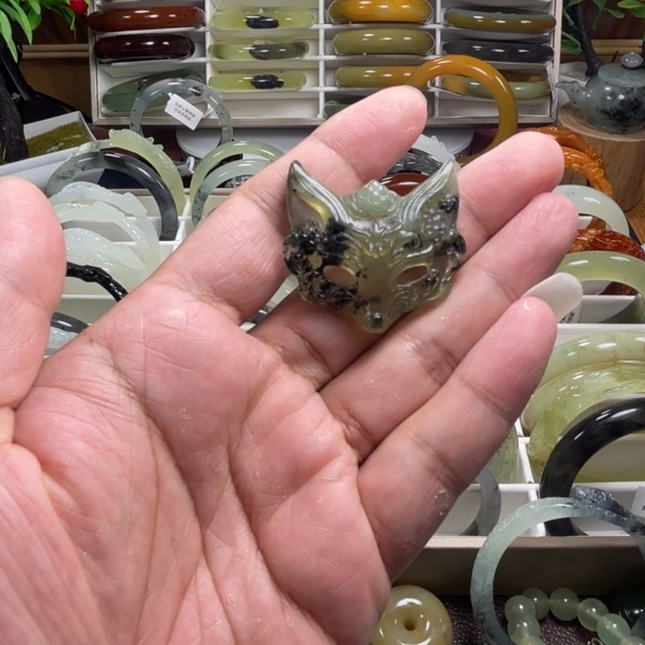 蛇纹石玉未镶嵌颈饰