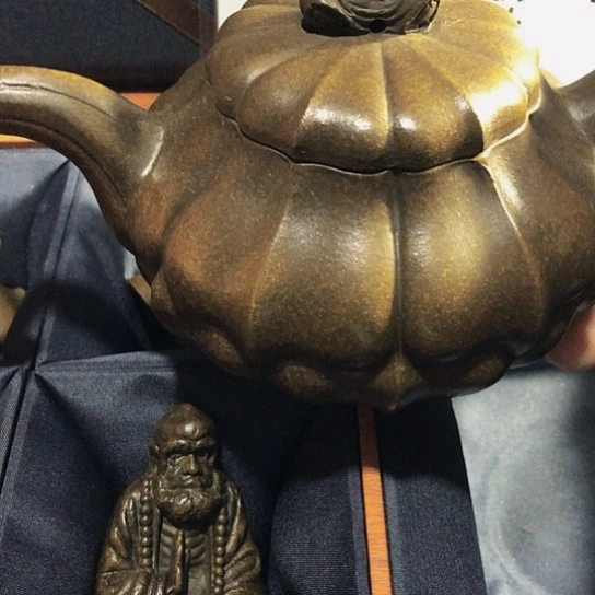 紫砂茶壶原矿泥料手工制作的紫砂壶。