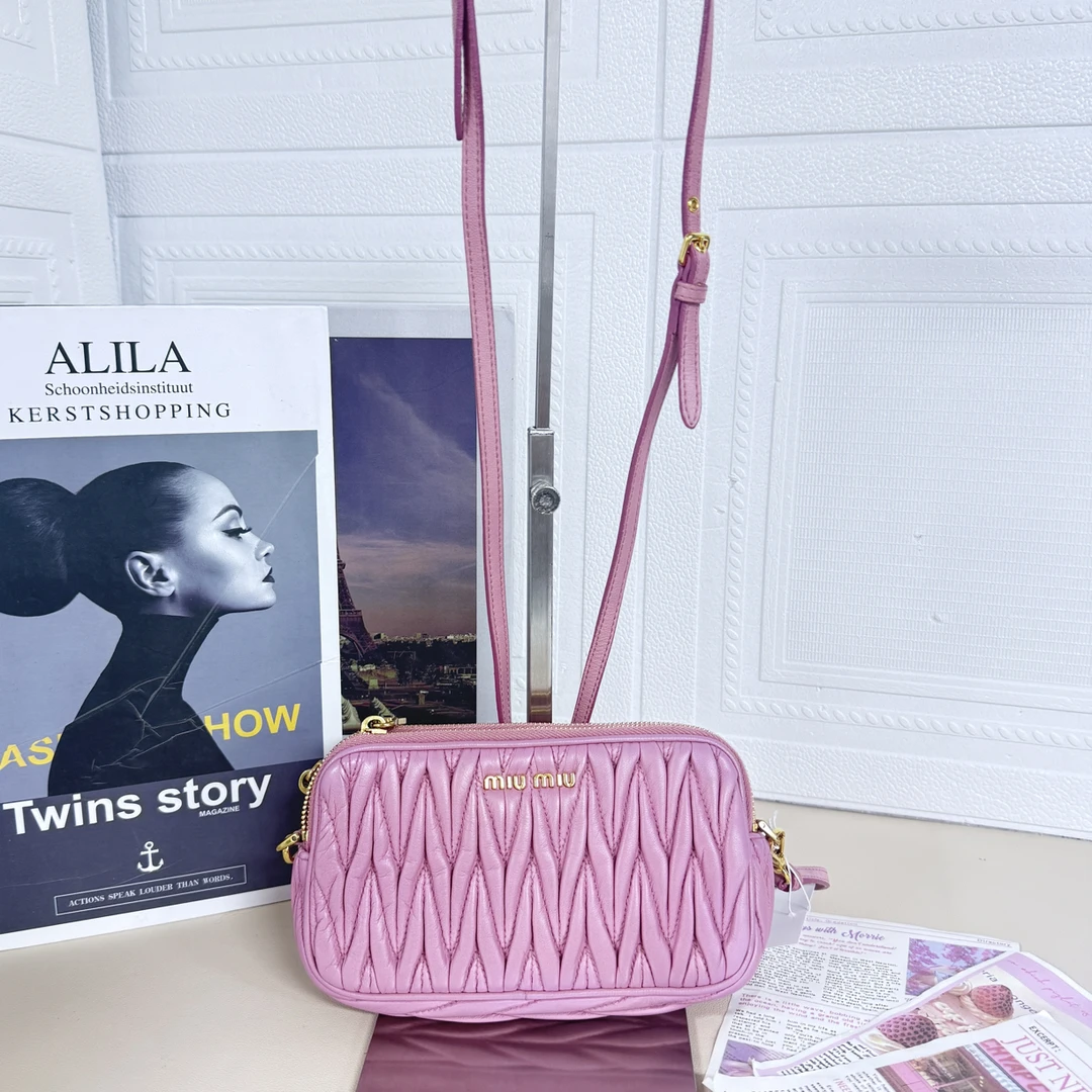 95新 MIU MIU/缪缪 粉色小号相机包斜挎包