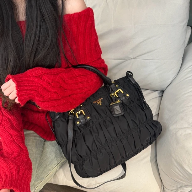 95新 Prada/普拉达 Prada托特包黑色褶皱斜挎包