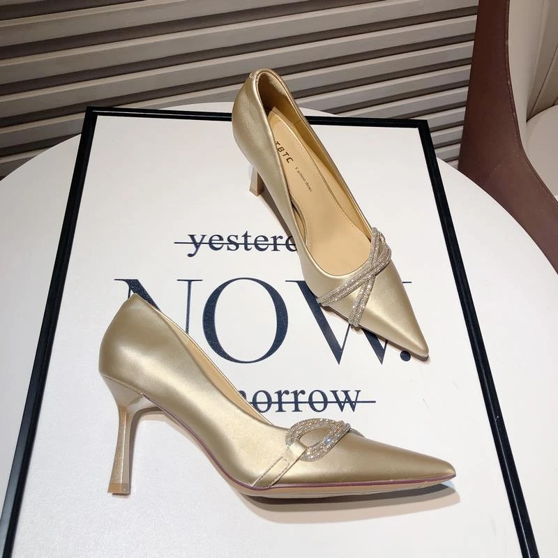 法式高跟鞋女2025新款气质名媛水钻尖头水钻浅口细跟单鞋礼服婚鞋