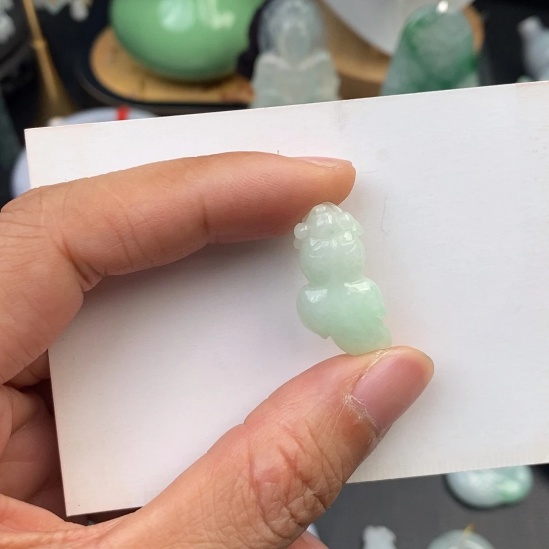 翡翠未镶嵌颈饰金鱼