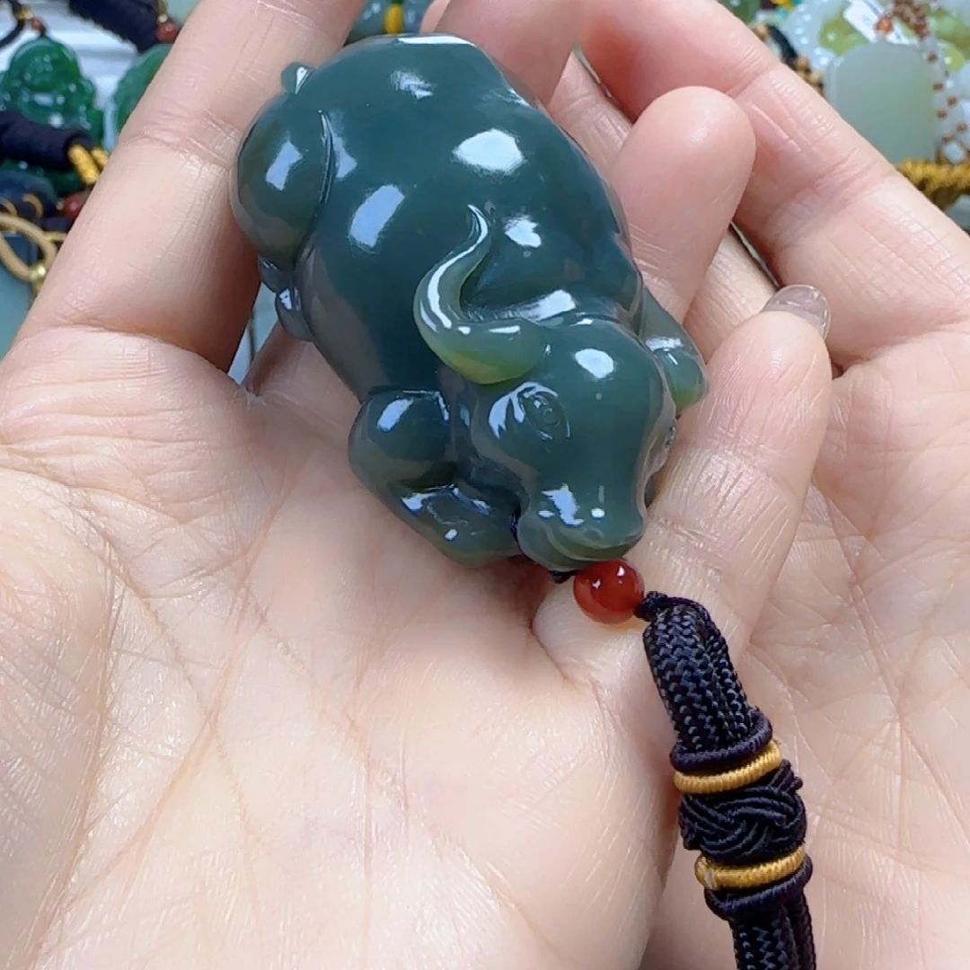 子***鱼和田玉未镶嵌颈饰