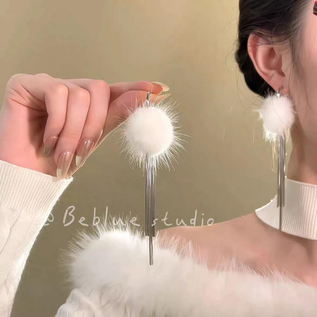 铜合金耳饰 白色毛绒绒流苏耳环超仙气质女款耳饰秋冬小众耳钉
