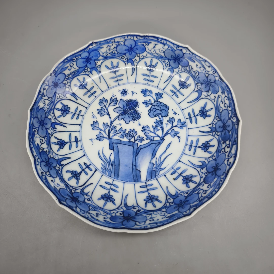 42503014*清光绪青花洞石花卉纹花口盘/瓷器四/江苏省文物总店