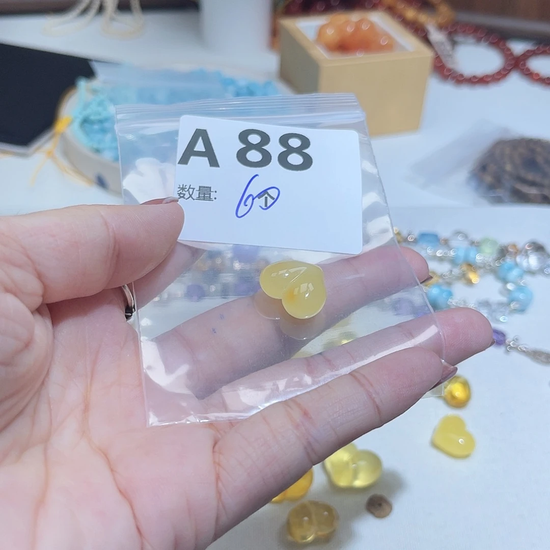 九***.蜜蜡未镶嵌珠宝奇石A88。