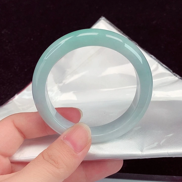 翡翠手镯未镶嵌翡翠