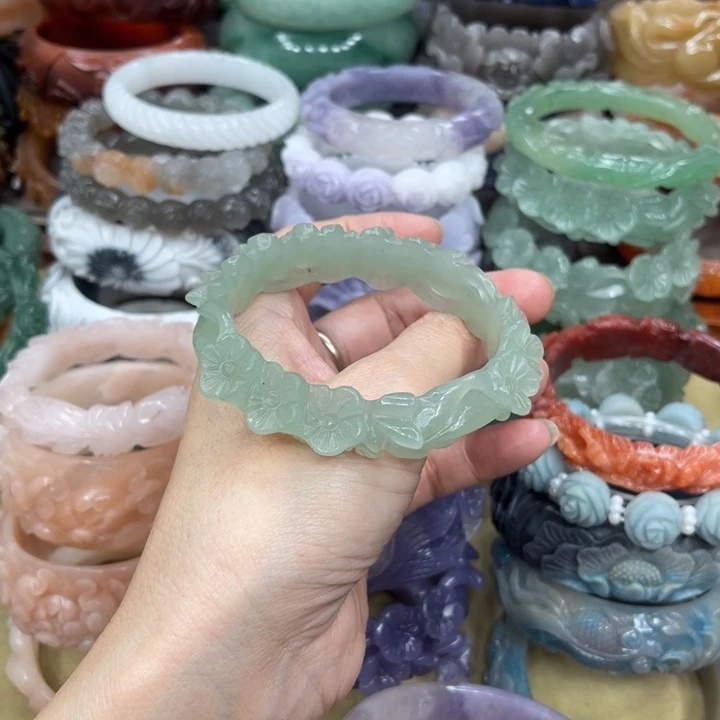 云***地石英岩玉未镶嵌手镯