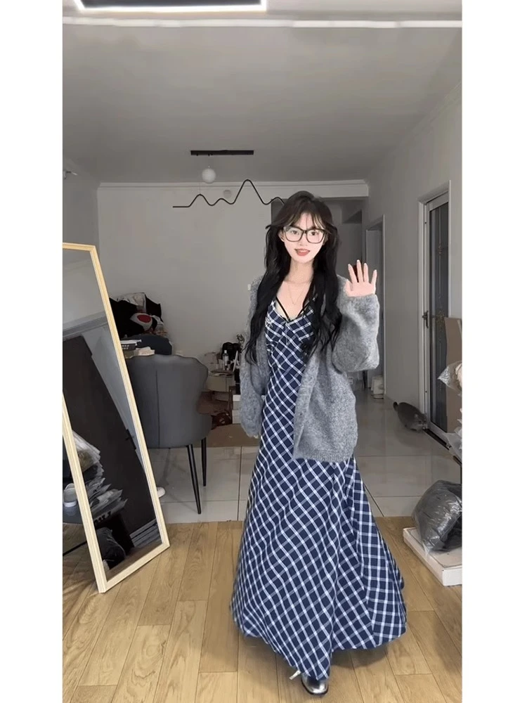 复古蓝色格纹连衣裙女春季海边度假风搭配针织灰色开衫气质两件套