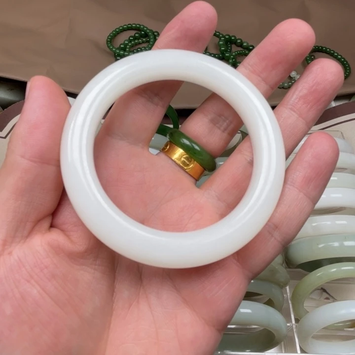 一***呼和田玉未镶嵌手镯