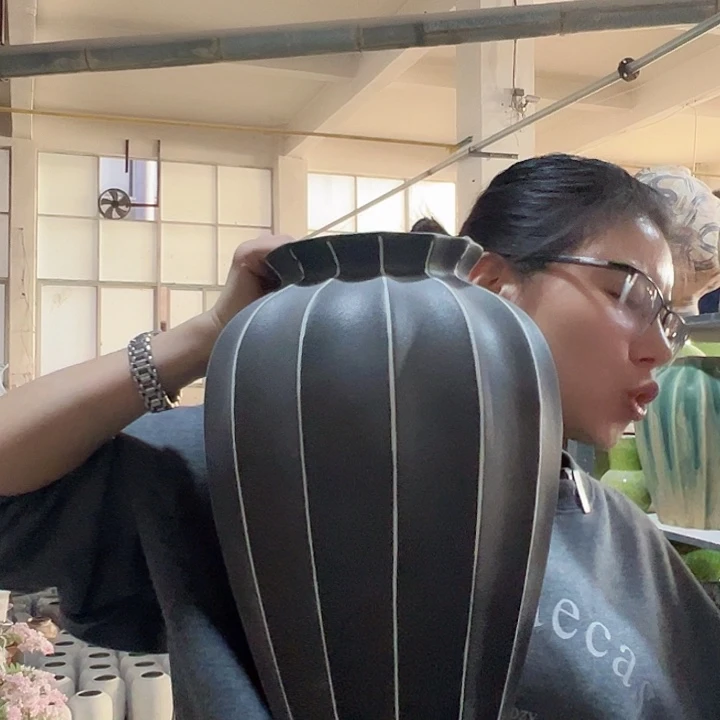 景德镇陶瓷花瓶工厂