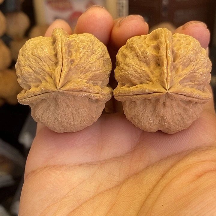 文玩核桃吊坠2有沙眼不退不换