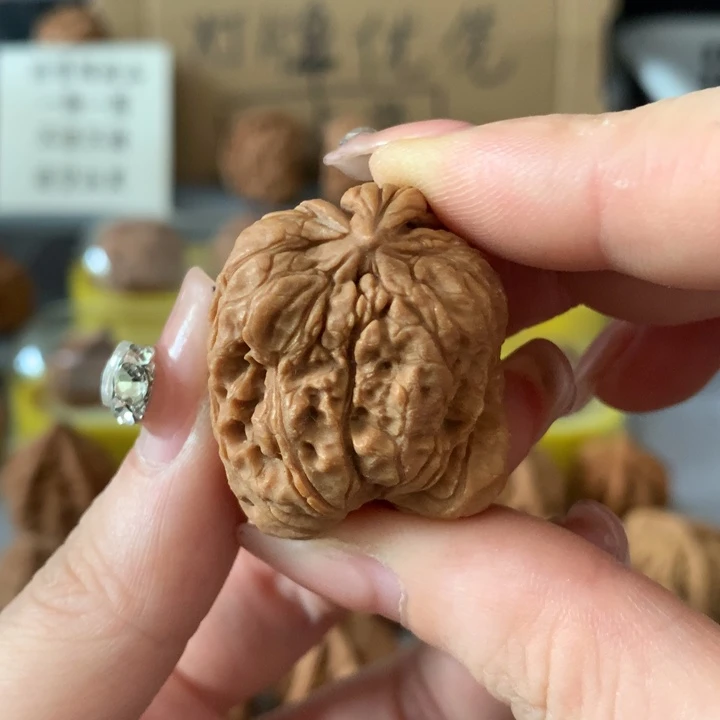 鸿***吊坠文玩核桃异形单只，有瑕疵