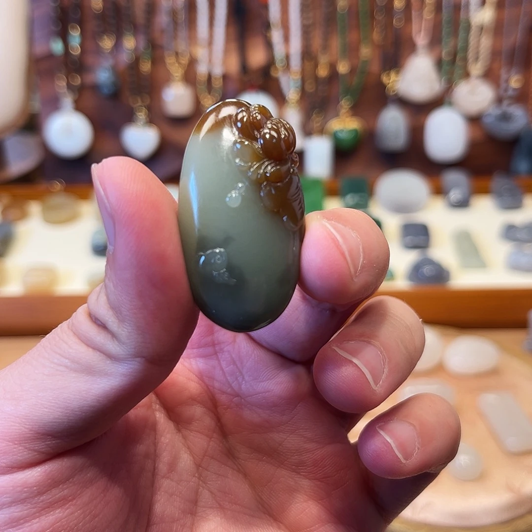 和田玉吊坠(赠链)未镶嵌锦鲤戏莲，好事莲年