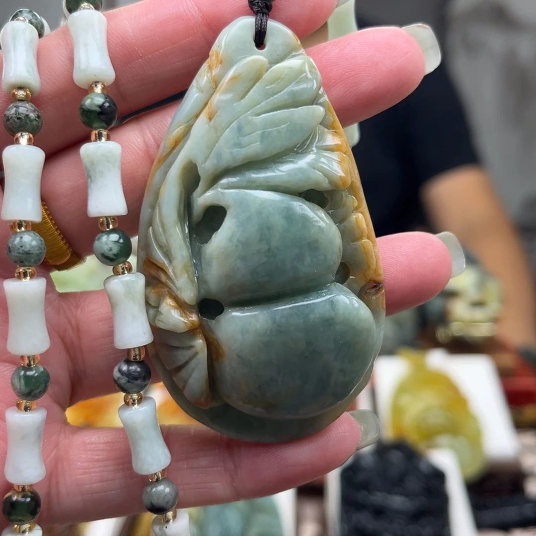 岫玉未镶嵌颈饰挂件