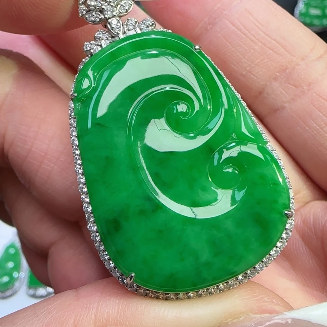 翡翠18K金镶嵌颈饰如意