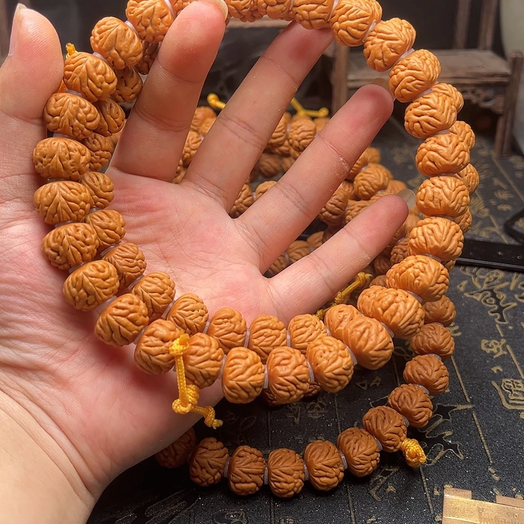 桃核吊坠桃和手持