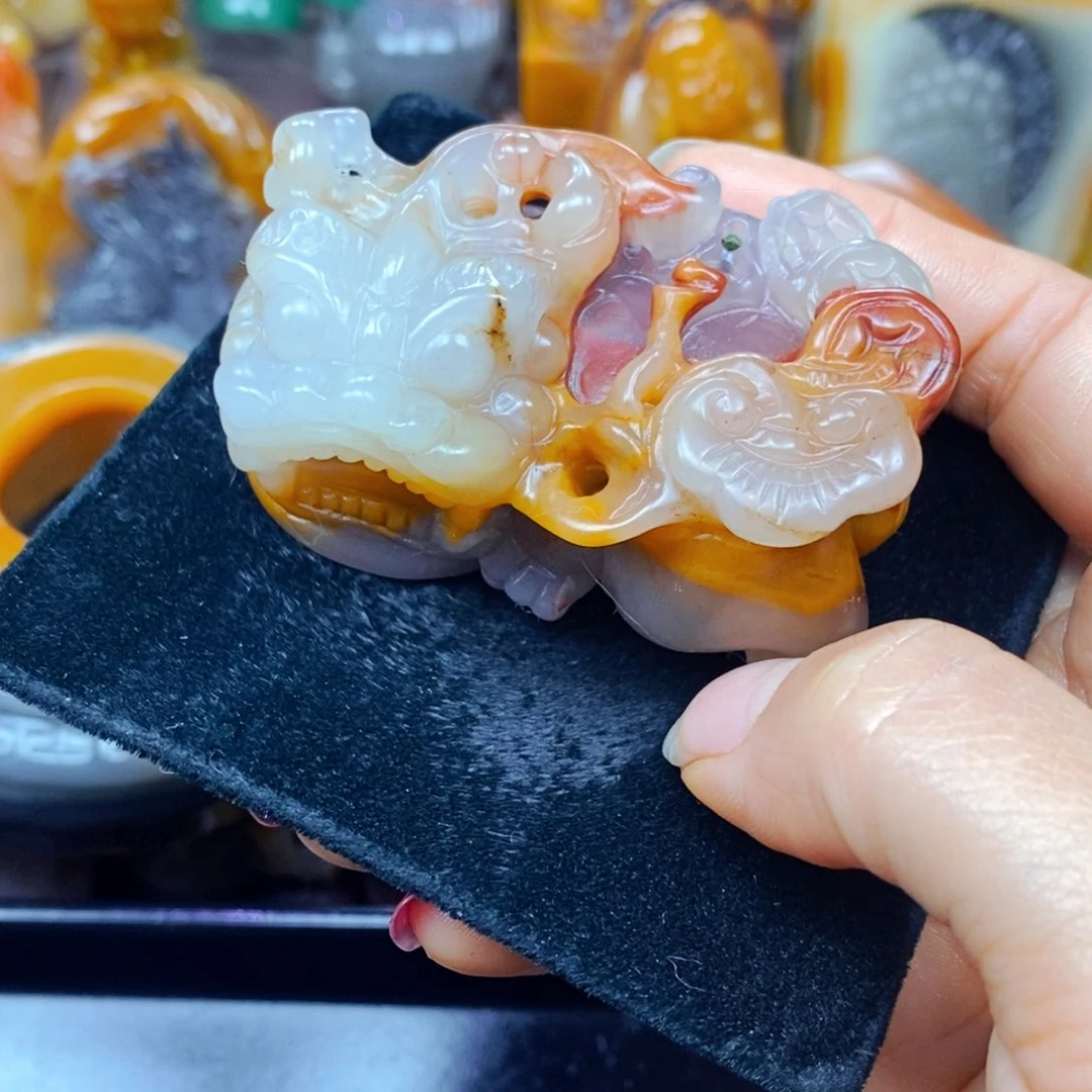 未镶嵌石英质玉（黄龙玉）颈饰