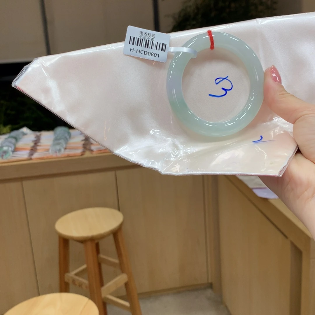 翡翠手镯未镶嵌不退不换