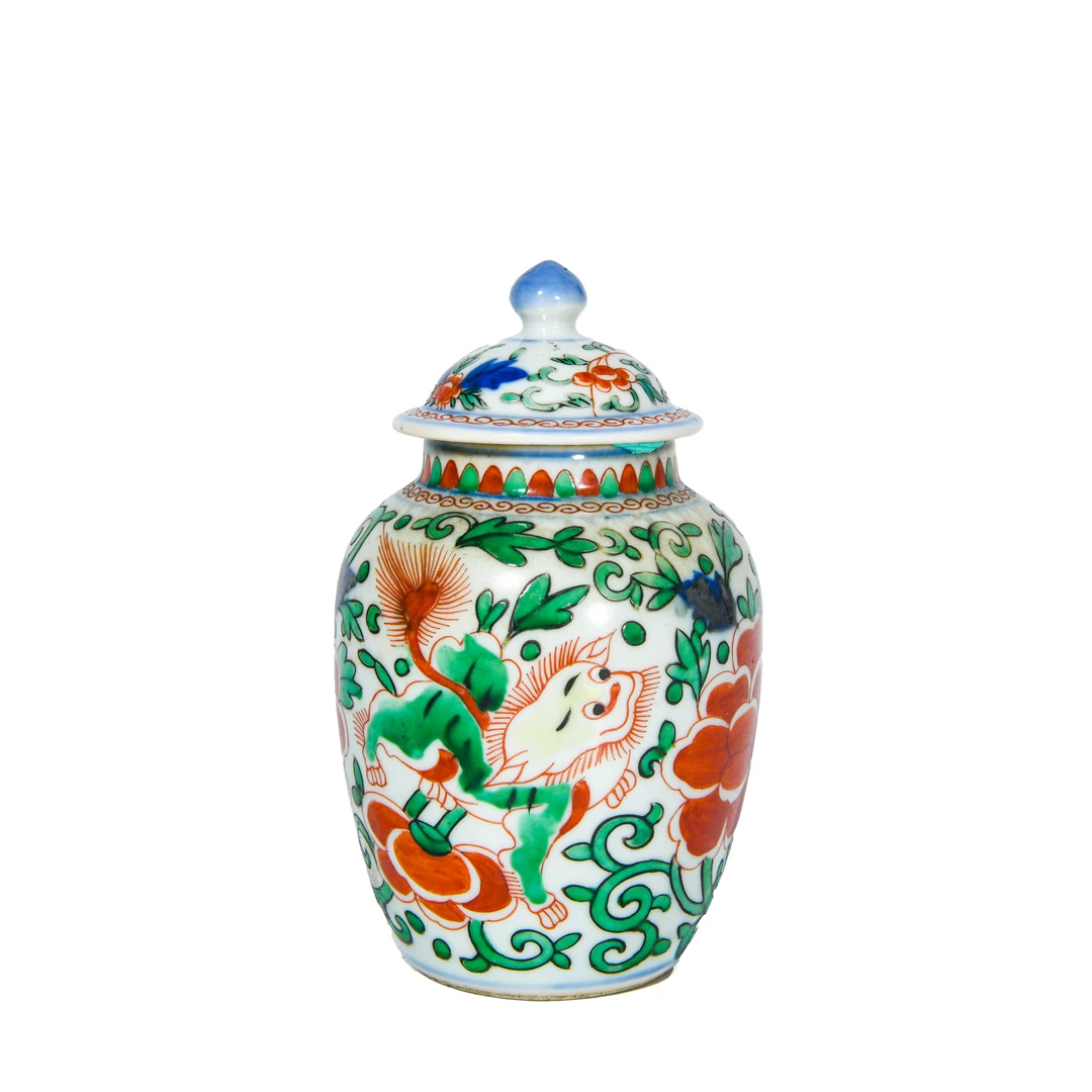 161.清康熙 青花五彩穿花狮纹盖罐