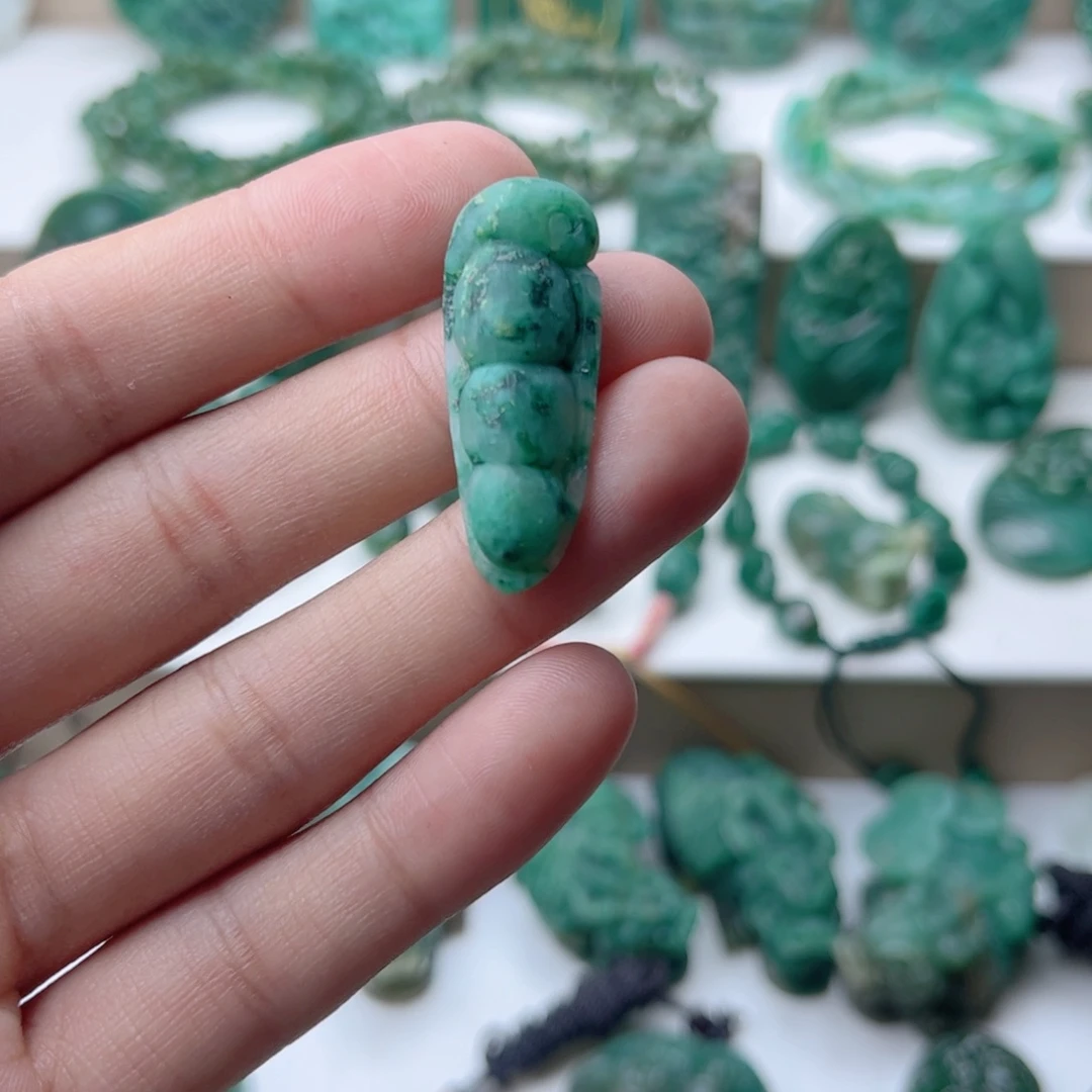 独山玉未镶嵌挂件