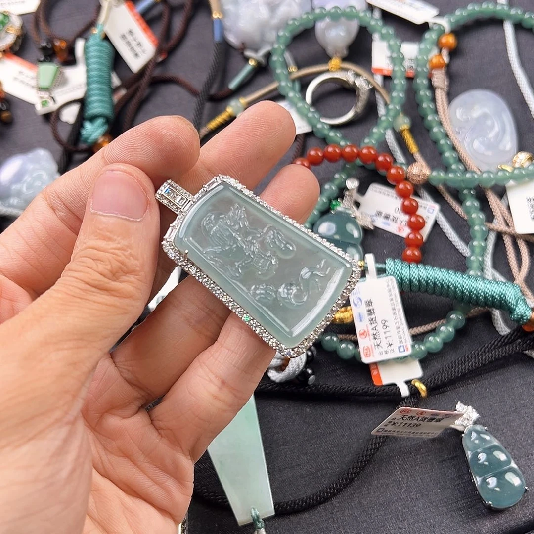 翡翠未镶嵌颈饰无事牌