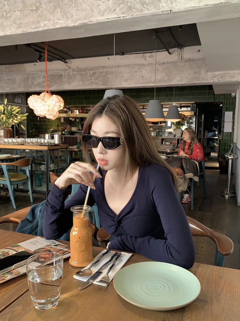 EIA一尧【柏林少女】韩系纯欲显瘦气质上衣扭结设计长袖收腰针织春