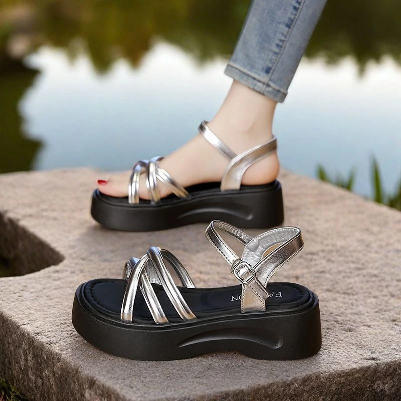 露趾沙滩浅口一字带凉鞋网红夏季厚底仙女风外穿高级感软底凉鞋子