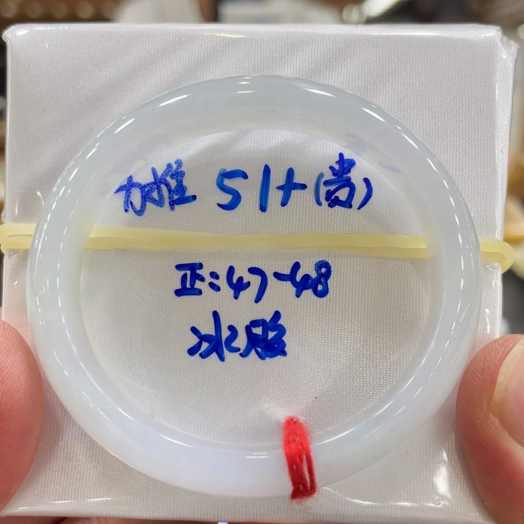 翡翠手镯未镶嵌翡翠