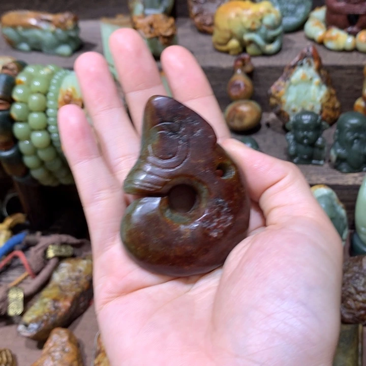 未镶嵌岫岩河磨玉（透闪石质玉）把件