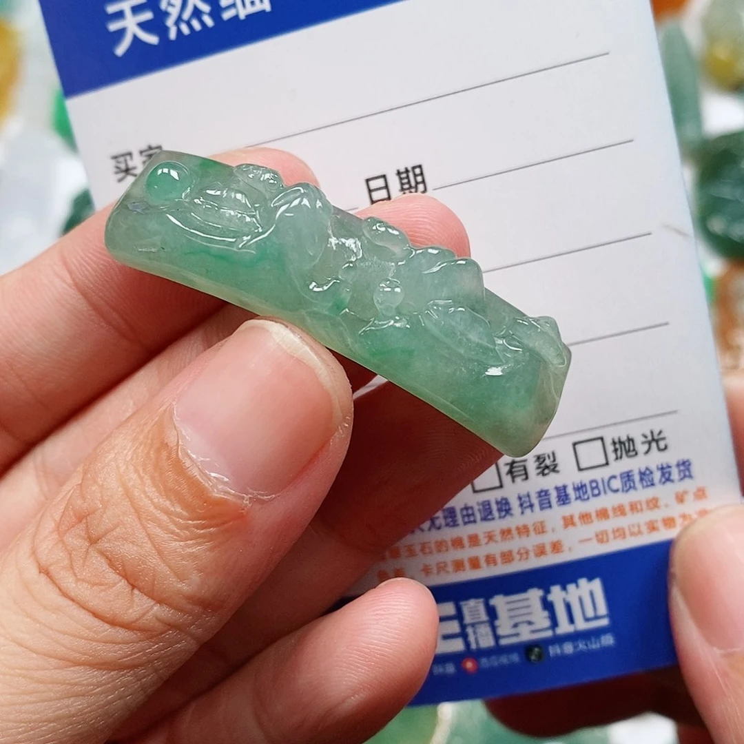 翡翠未镶嵌颈饰山水手牌