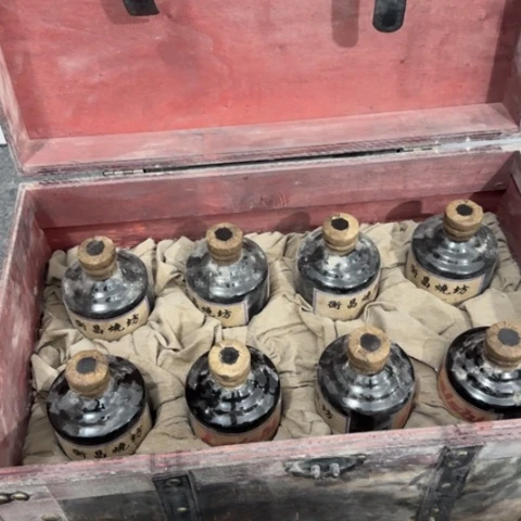 盘子瓶子手工手绘