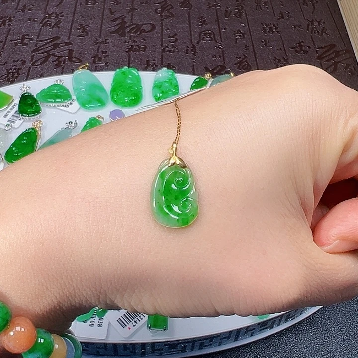 翡翠挂件18K金镶嵌翡翠