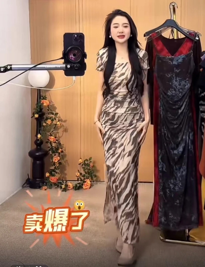 新款时尚长裙性感褶皱夏女装动物纹短袖包臀连衣裙