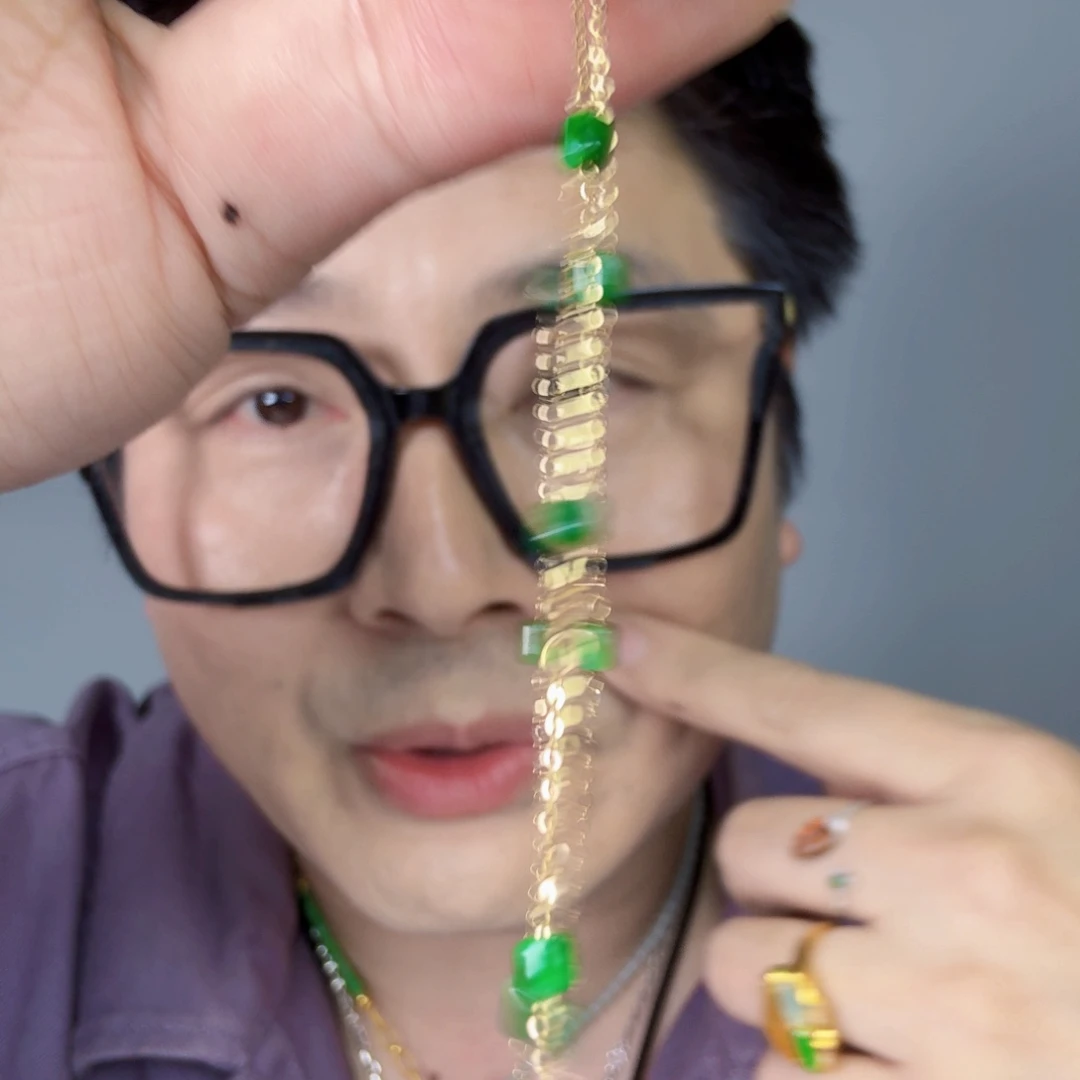 R***m翡翠18K金镶嵌颈饰一件