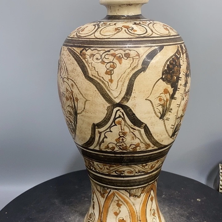 磁州窑梅瓶造型美观