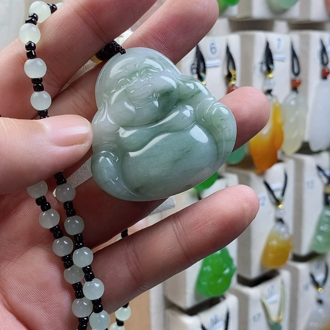 颈饰未镶嵌石英质玉（天山翠）