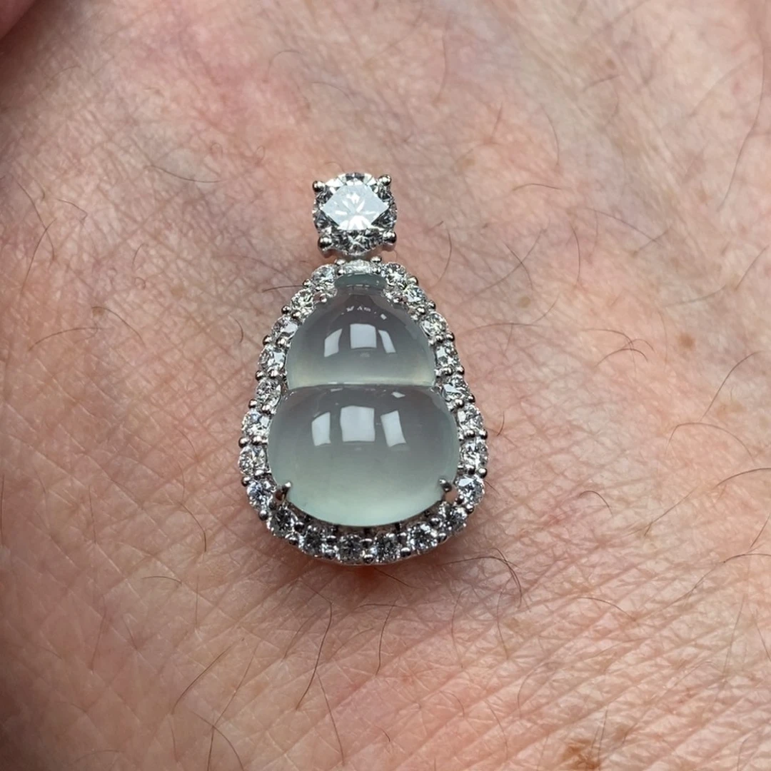 翡翠18K金镶嵌颈饰葫芦