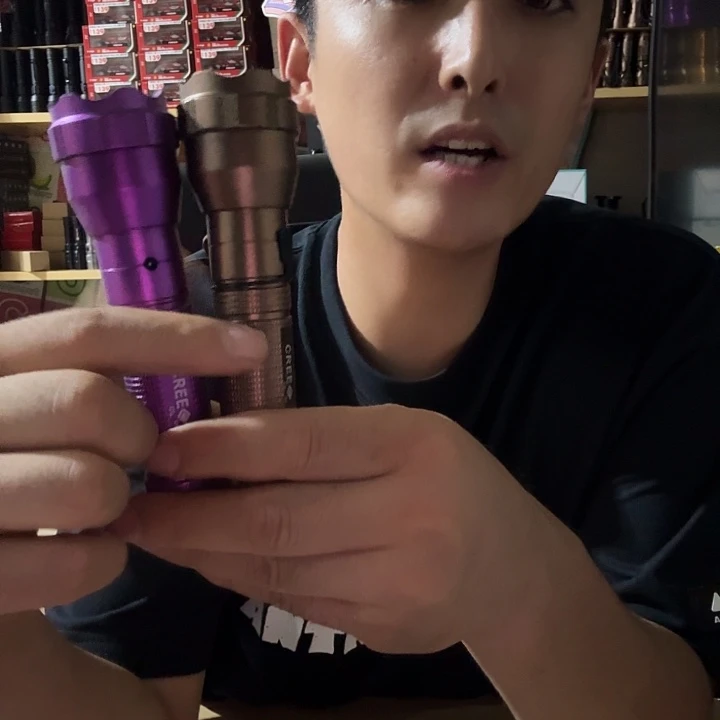 定焦福利手电发2个带电池一个充电器颜色随机有瑕疵