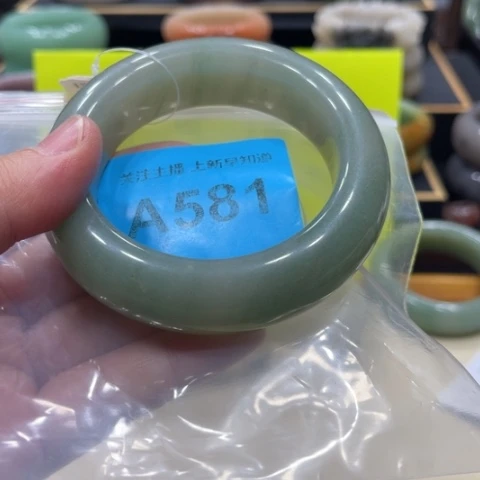 未镶嵌手镯石英质玉嘻*