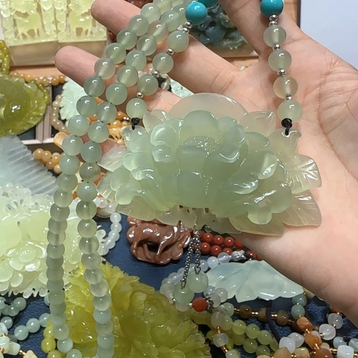 合金蛇纹石玉吊坠
