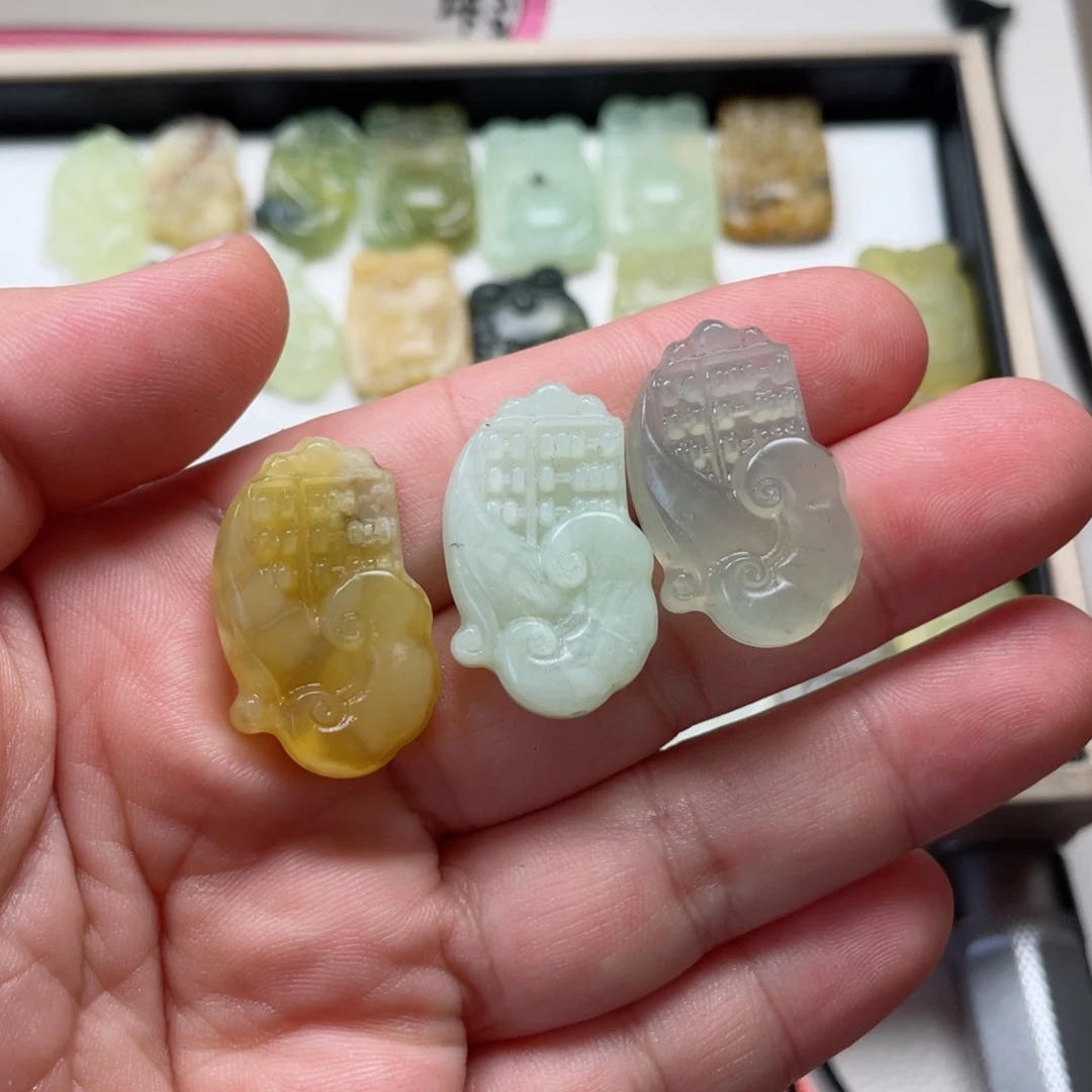 锦***茜未镶嵌蛇纹石玉颈饰