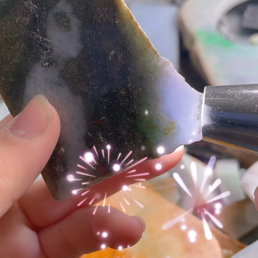 颈饰未镶嵌翡翠。