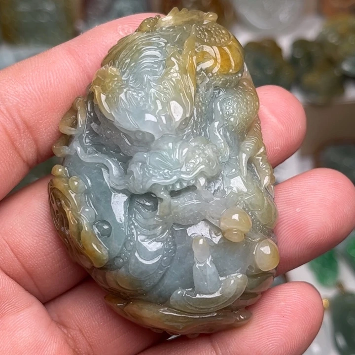 翡翠未镶嵌颈饰龙。