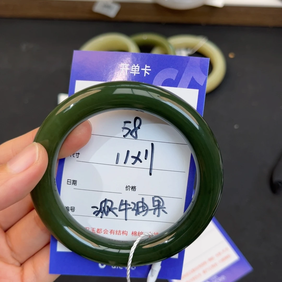 九***儿和田玉未镶嵌手镯