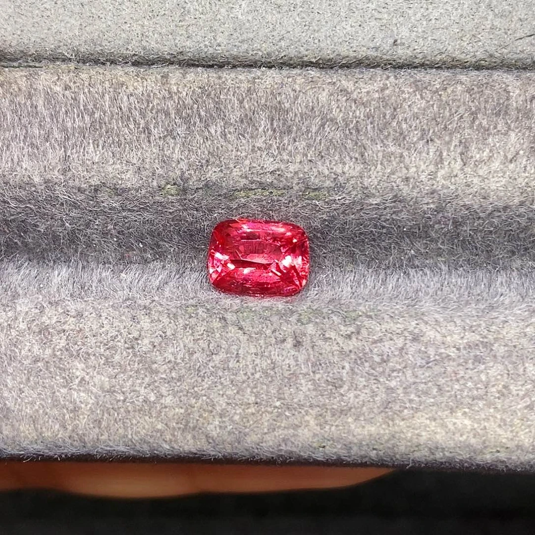 尖晶石裸石2.17克拉天然玻璃体满火彩满荧光莲花色马亨盖