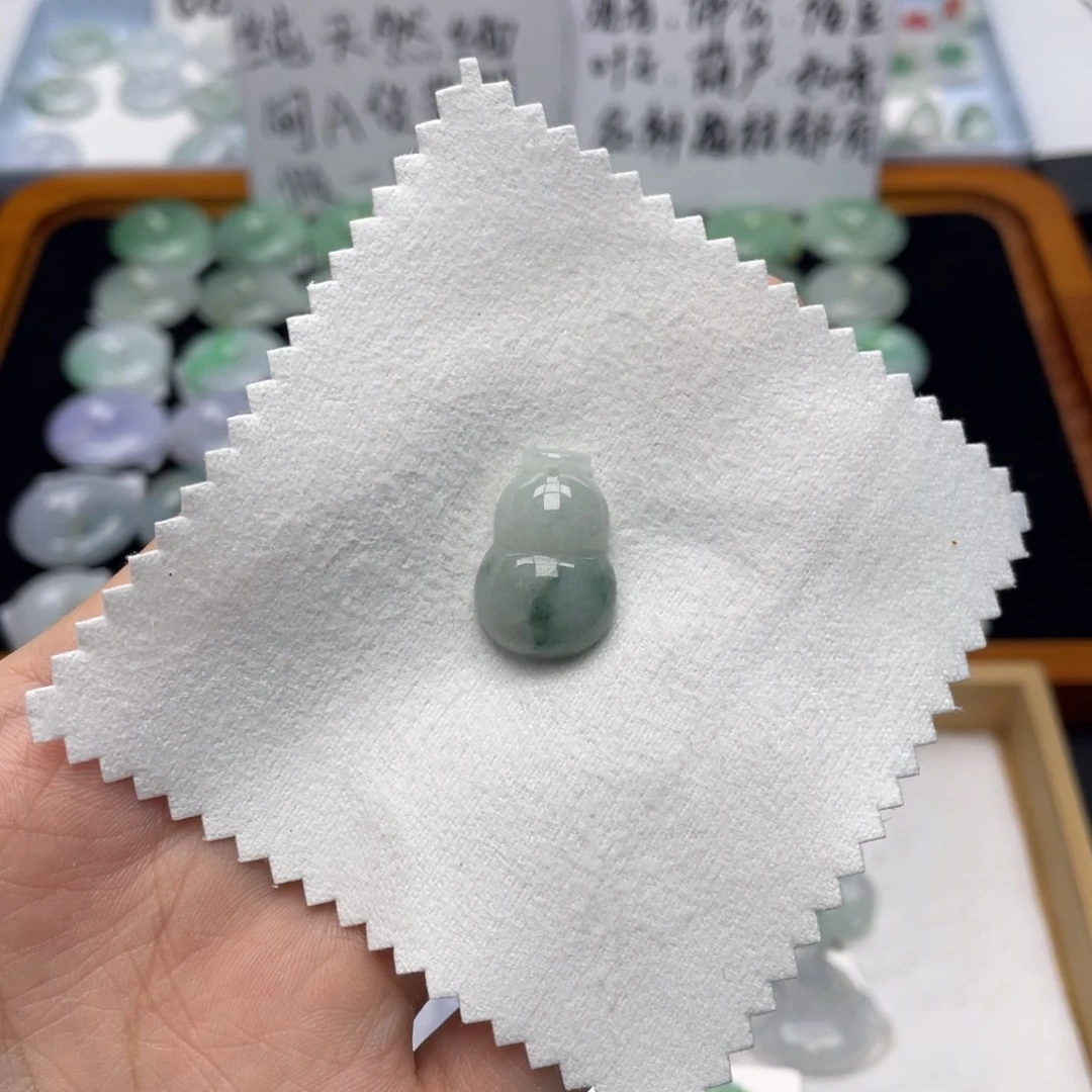 翡翠未镶嵌颈饰葫芦