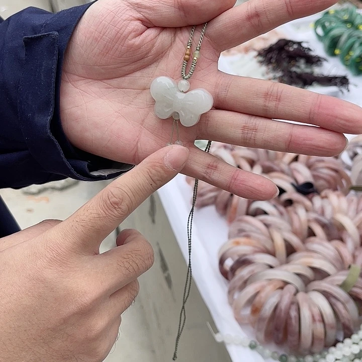 石英质玉未镶嵌颈饰